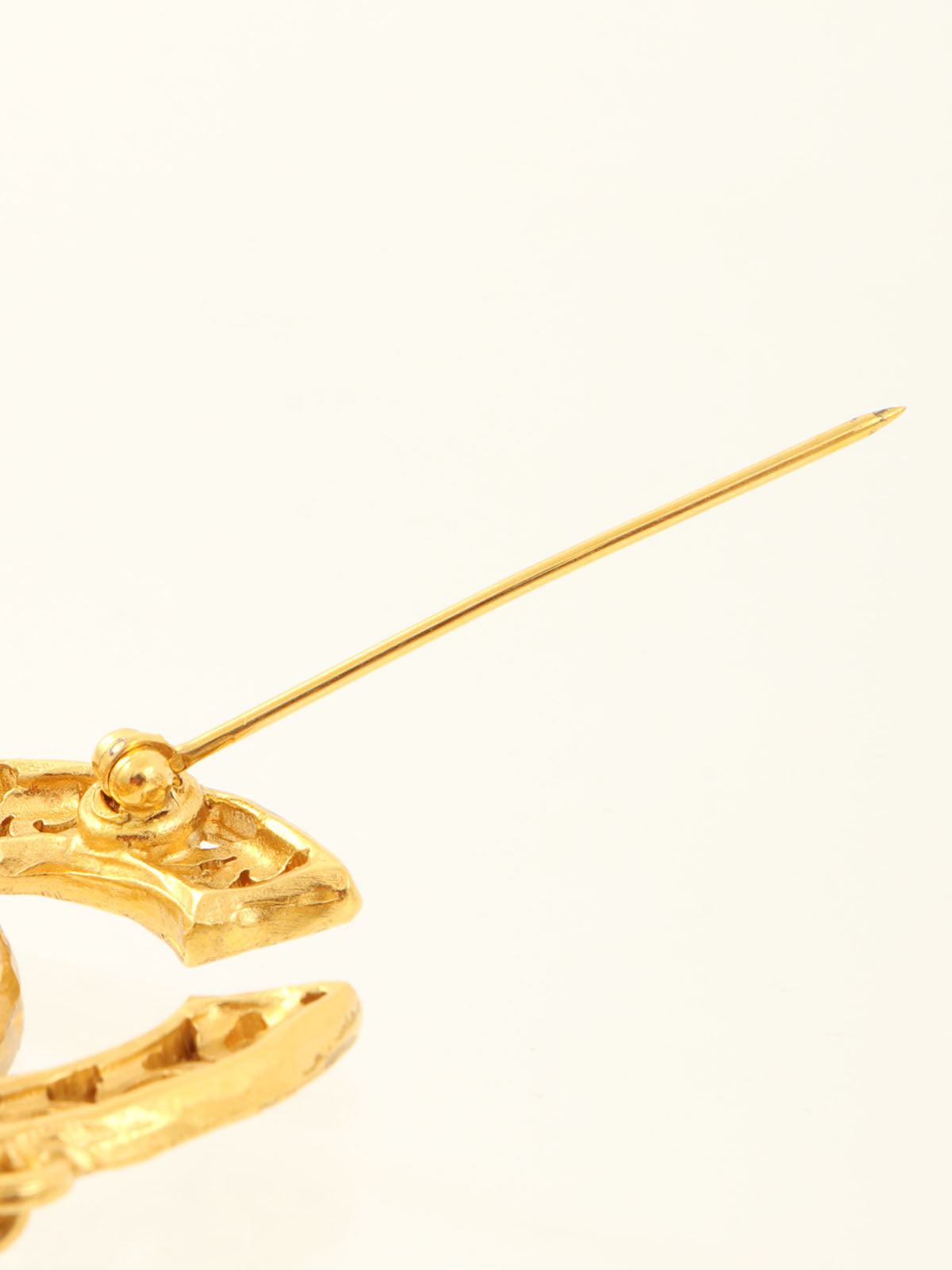 1995 Design Cutout CC Mark Swing Brooch Gold