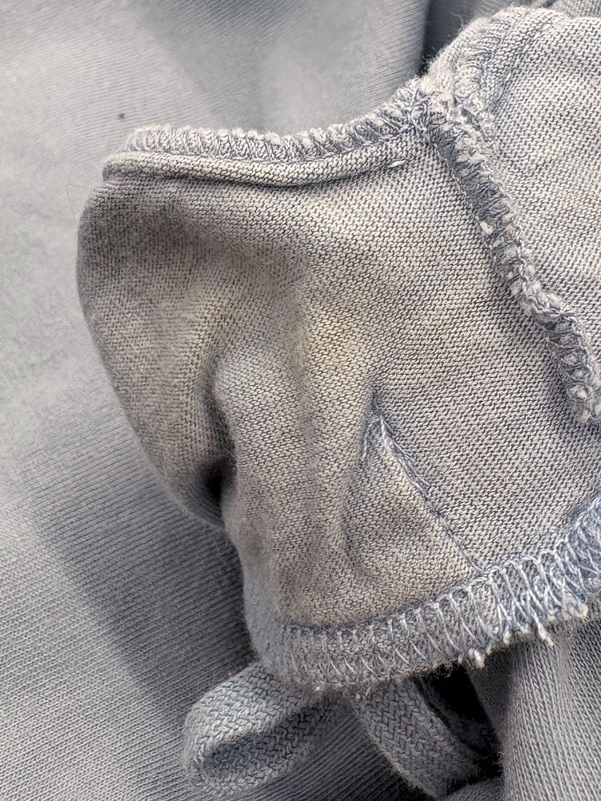 浅蓝色系带短袖T恤，带口袋设计