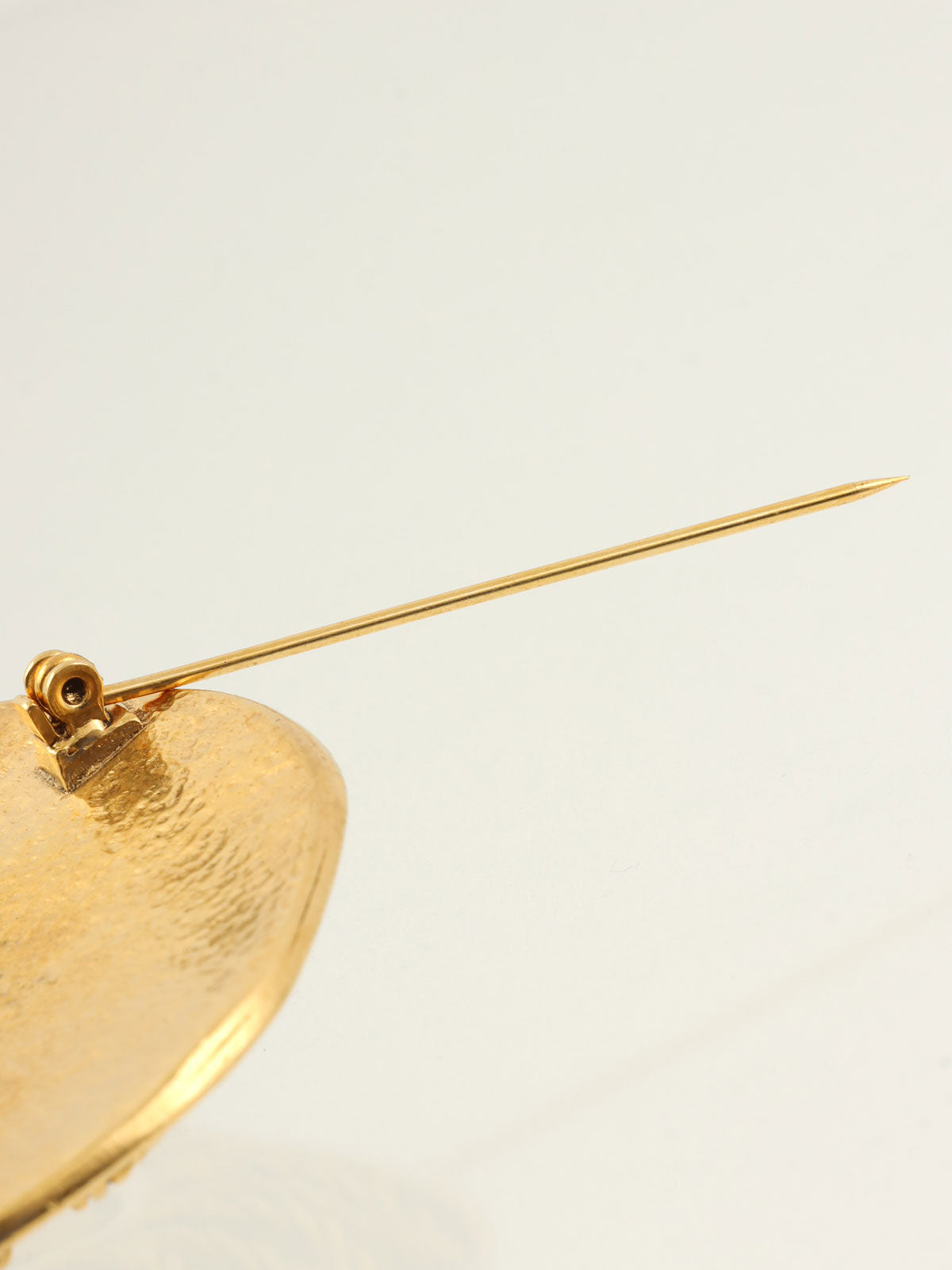 1994年製 ラウンドサンモチーフCCマークブローチ ゴールド