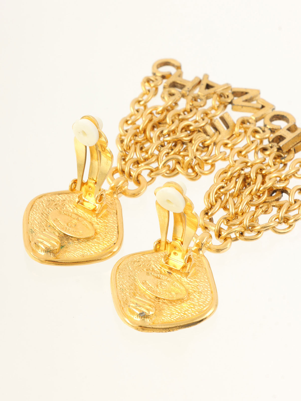金色Logo摇摆链耳环