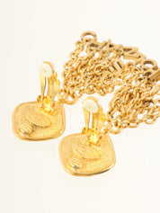 金色Logo摇摆链耳环