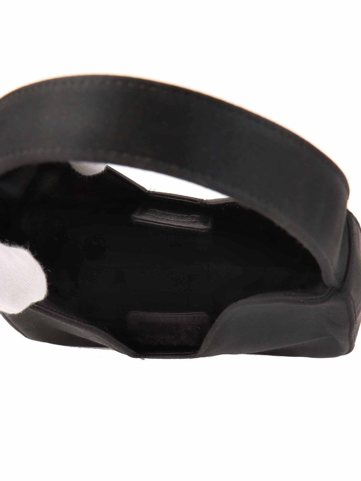 サテンロゴプレートハンドバッグ　ブラック