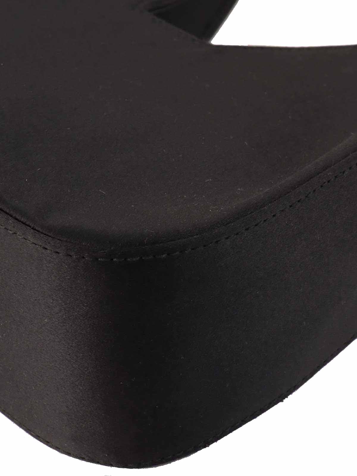 サテンロゴプレートハンドバッグ　ブラック