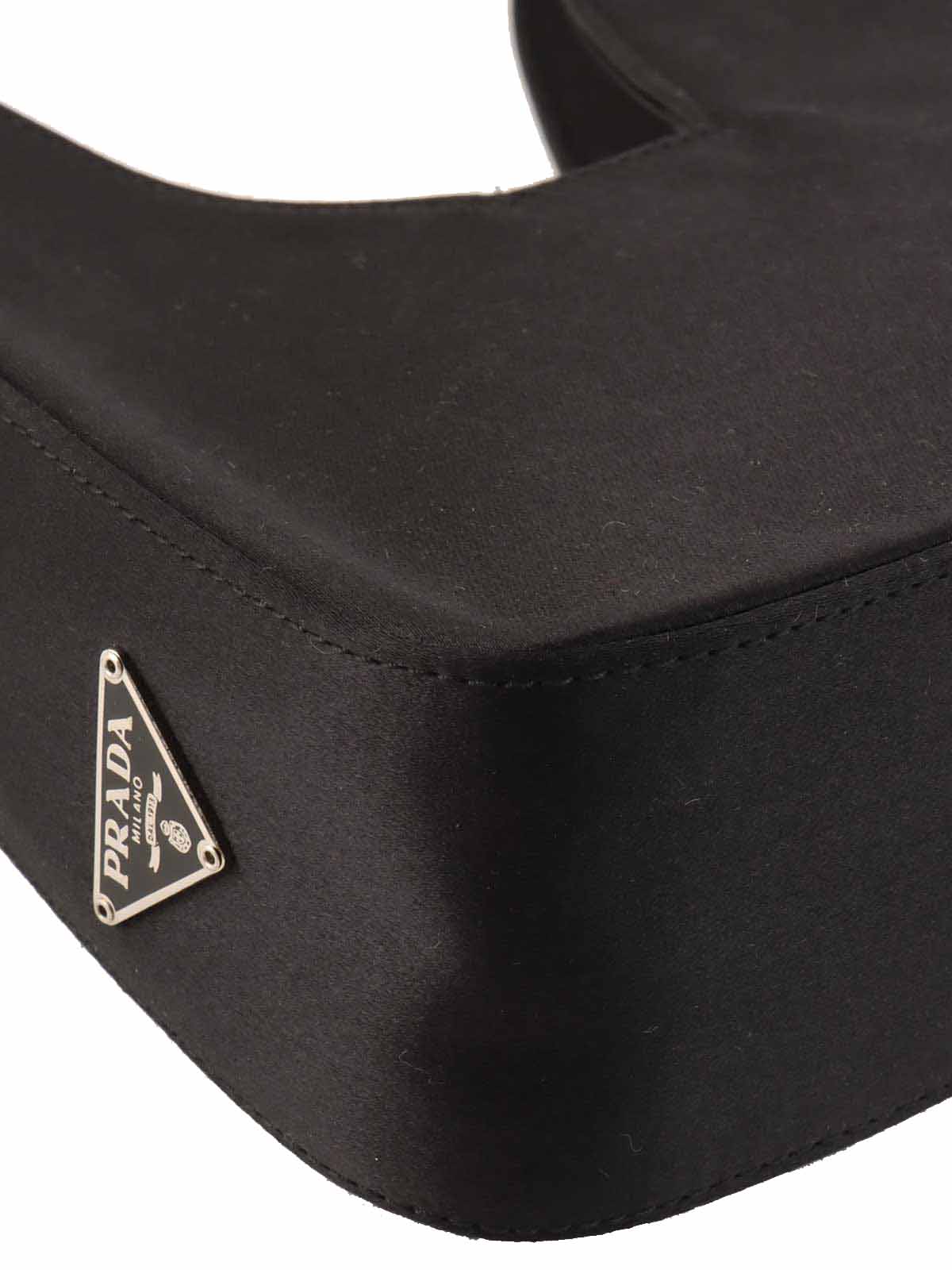 サテンロゴプレートハンドバッグ　ブラック