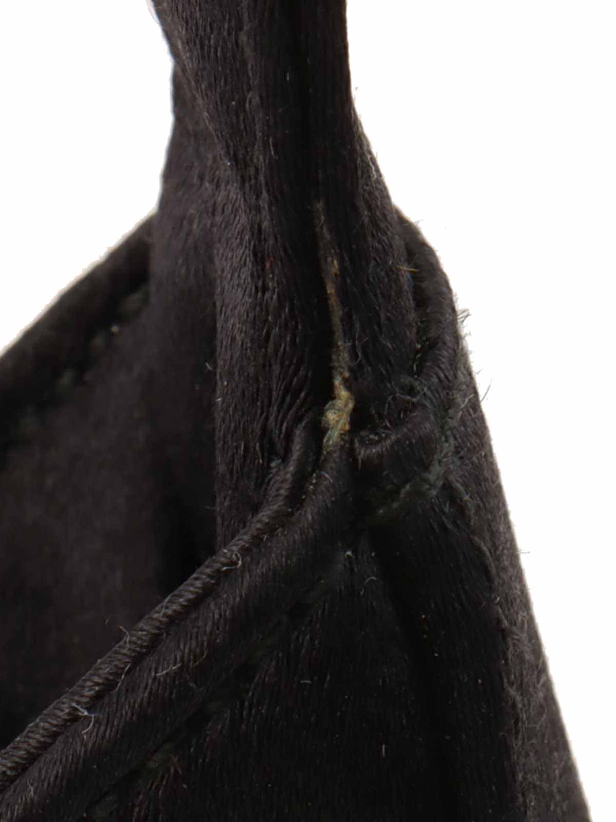 サテンロゴプレートハンドバッグ　ブラック