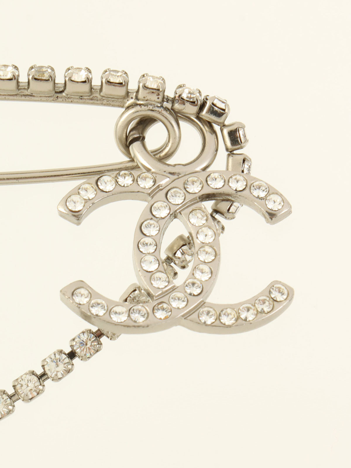 CCマークラインストーンデザインブローチ シルバー