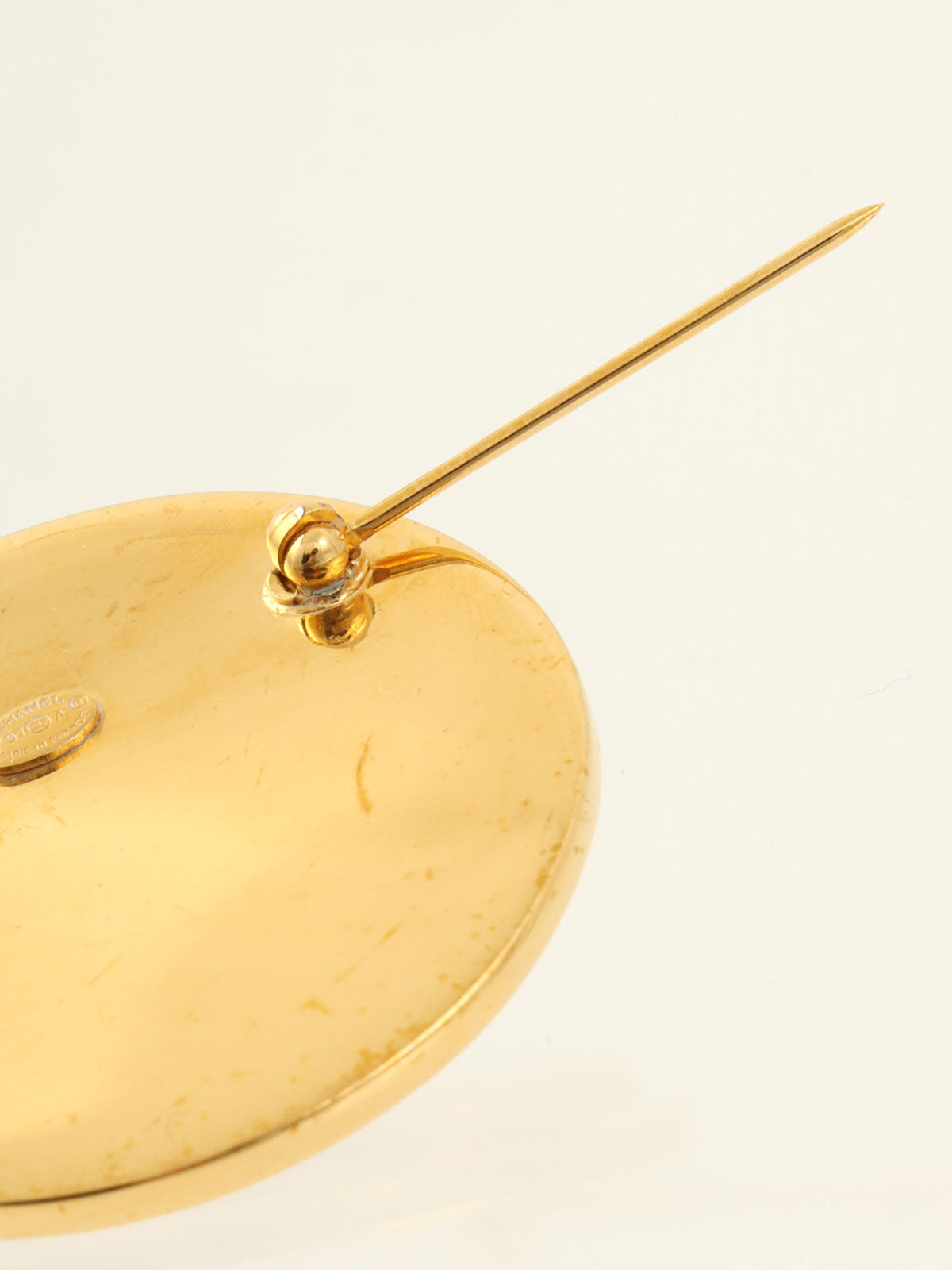 1997年圆形旋转锁扣CC标志金胸针