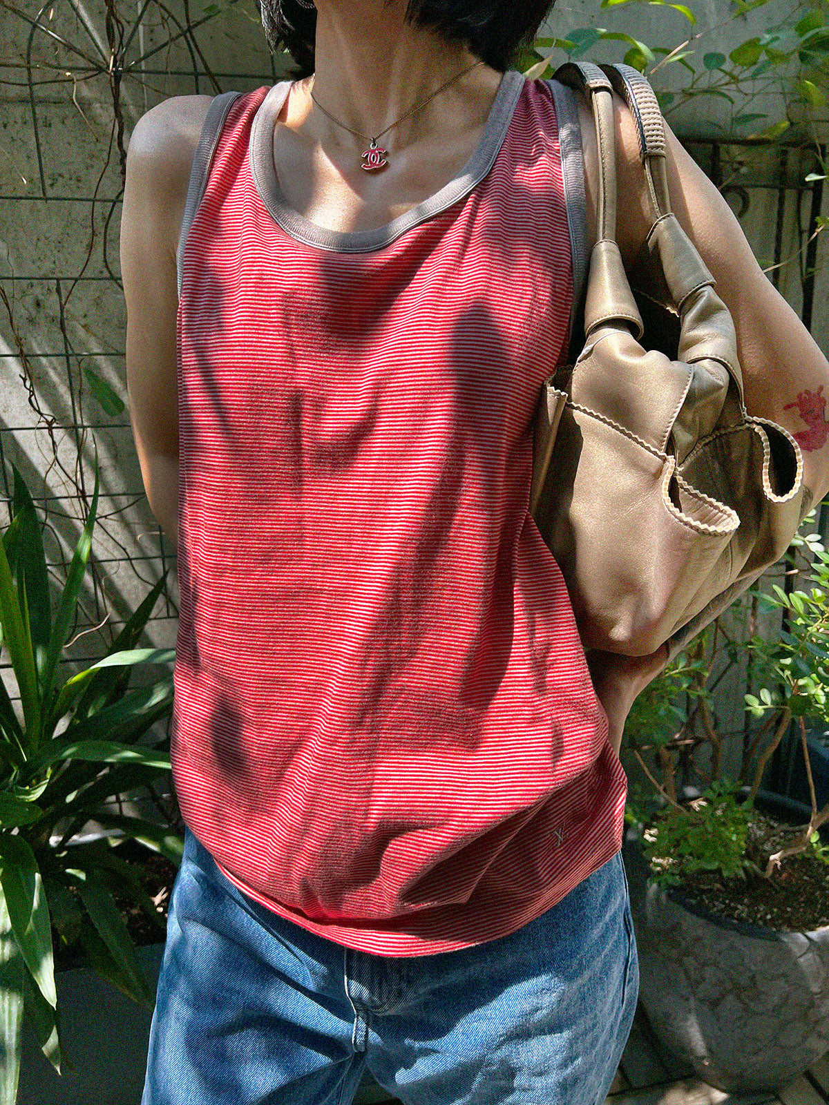 ボーダーパターンロゴ刺繍ノースリーブトップス レッド/グレージュ