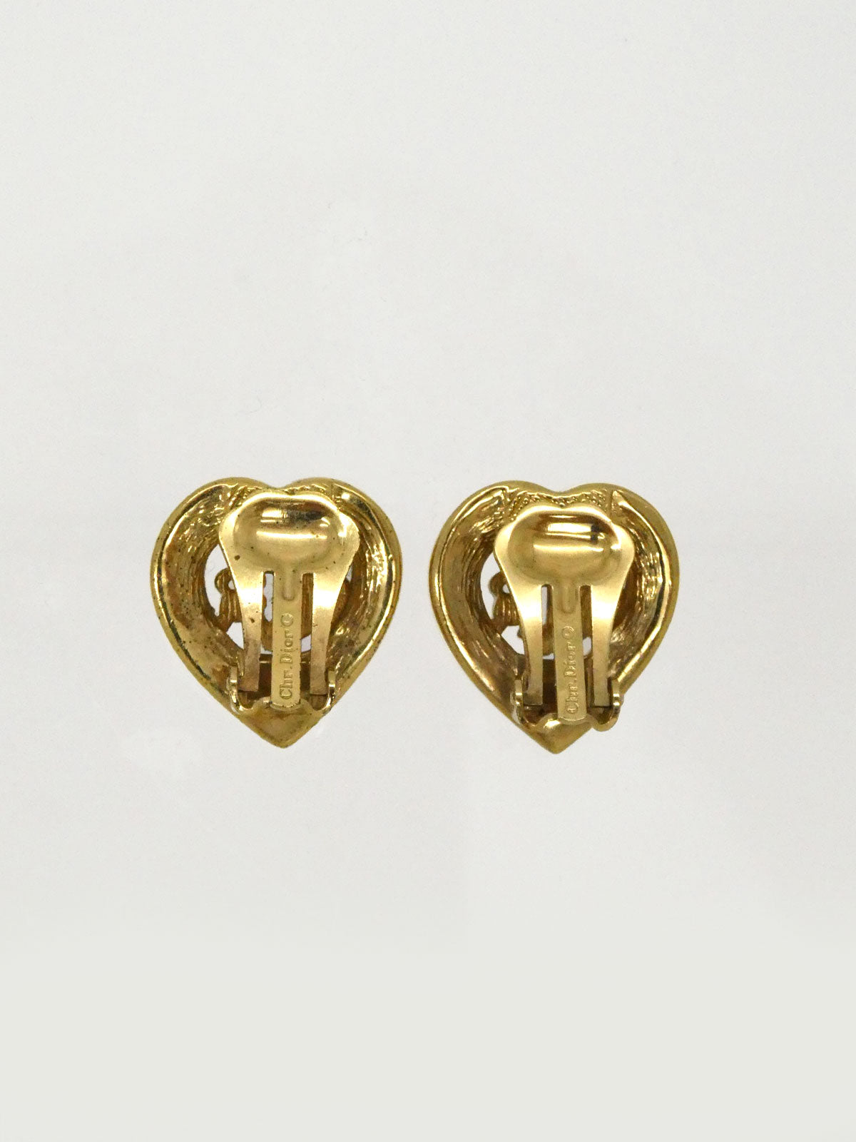 ラインストーンハートロゴエンブレムイヤリング ゴールド