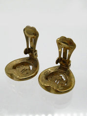 ラインストーンハートロゴエンブレムイヤリング ゴールド